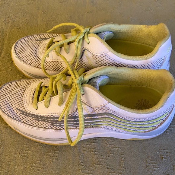 Athletic shoes - Picture 2 of 3